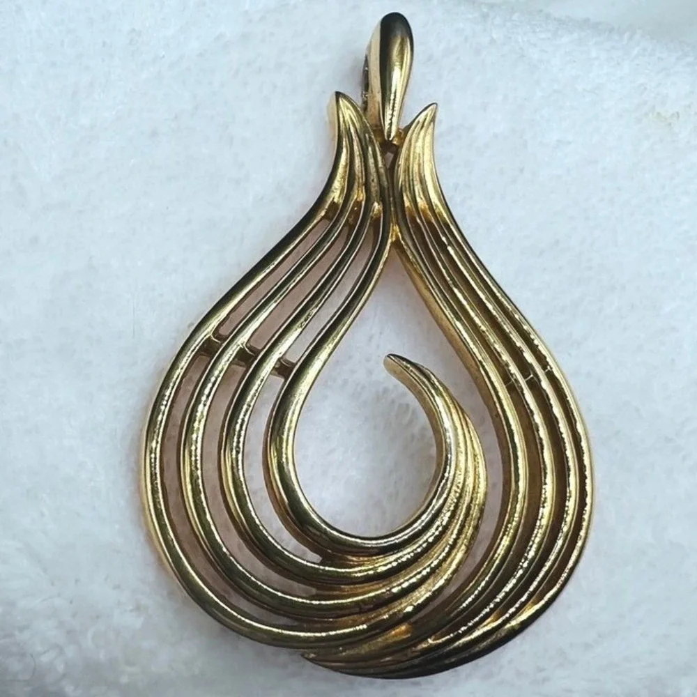Vintage Trifari Pendant Teardrop Swoop Gold‎ Tone 2.25 X 1.5